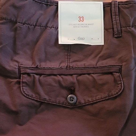 Gap Flat Front At-Knee Short. Size 33 - Picture 2 of 5